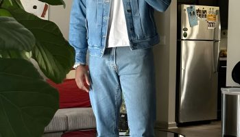 Casual denim look with a seasonal twist