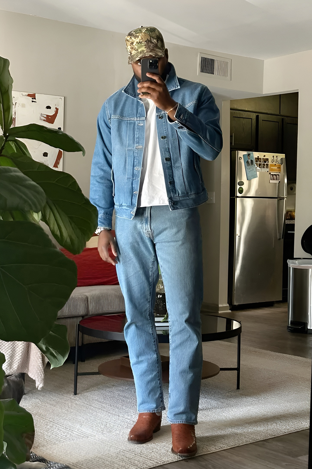 Casual denim look with a seasonal twist