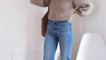 Relaxed Straight Jeans and a Cropped Sweatshirt