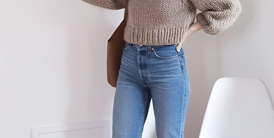 Relaxed Straight Jeans and a Cropped Sweatshirt